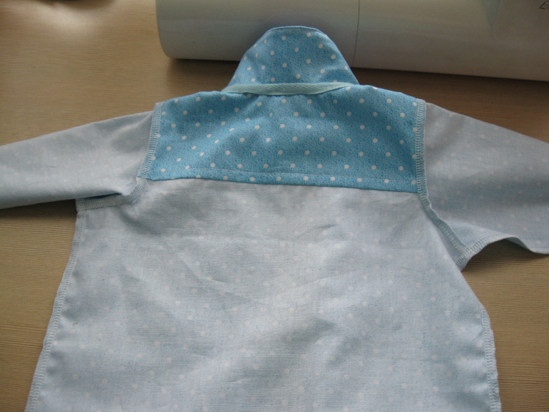 голубая в горошек