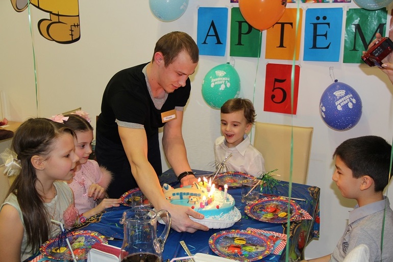 Артему 5 лет,наш день рождения