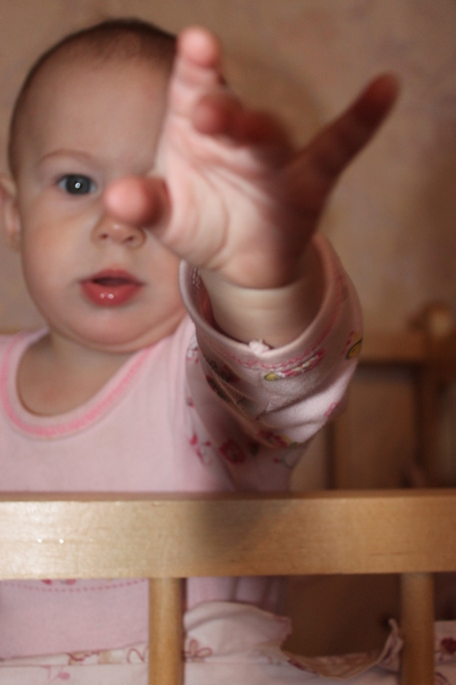 Начала ходить вдоль опоры,тянет ручки к поим рукам))