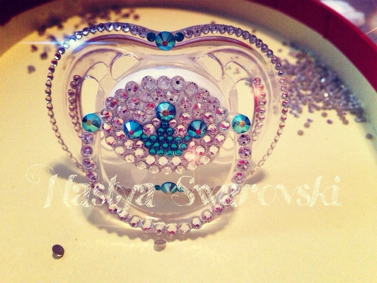 ИНКРУСТИРУЮ ПУСТЫШЕЧКИ СТРАЗАМИ SWAROVSKI :)