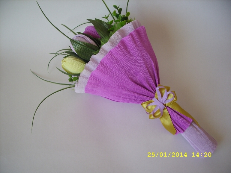 Ручной, горшочек и валентинка в корзинке.