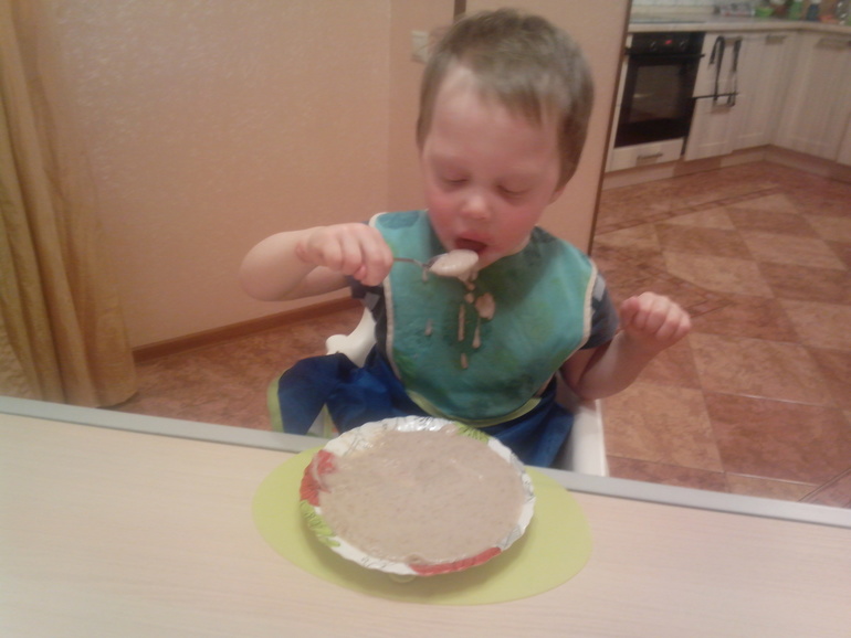 Коврик для тарелок и наша экипировка во время еды )