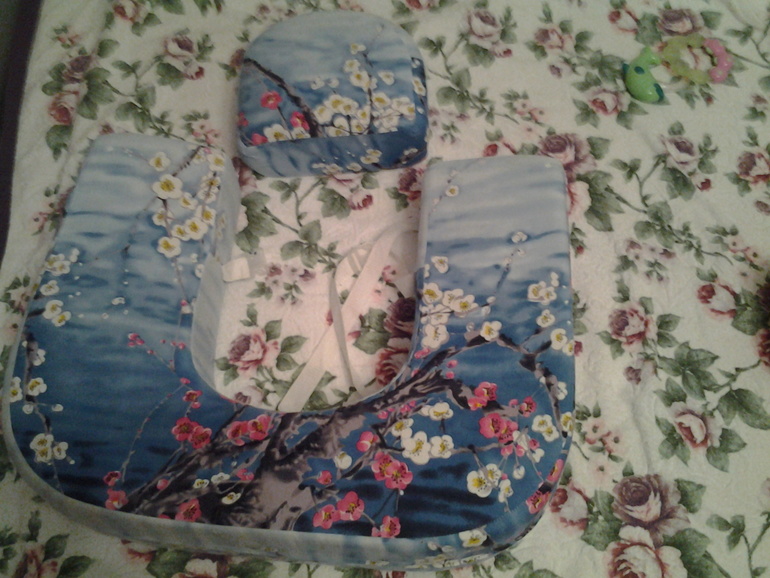 продаю подушку для кормления двойни и качели babyton.