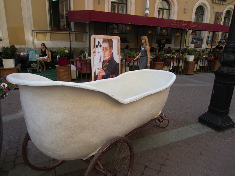 Книжный салон. День первый: улица Хармса.