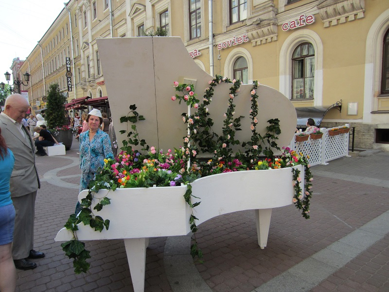 Книжный салон. День первый: улица Хармса.