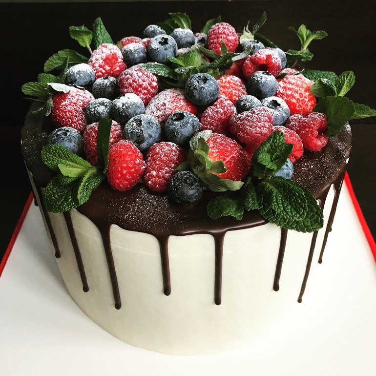 Торт украшенный фруктами и ягодами фото