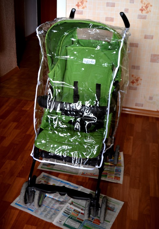 Аксессуары на Peg Perego Pliko Mini - дождевик и подстаканник.